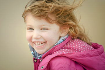 enfant jouant sur la plage hors saison