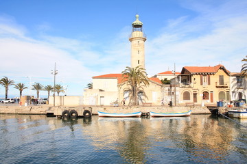 Fototapeta premium Vieux phare et port du Grau du Roi, Le Gard, Occitanie, France