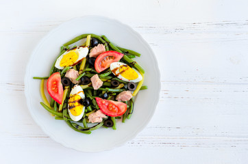 Warm salad with green beans, tuna, tomatoes and boiled eggs