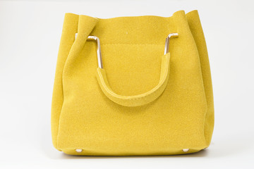 Bolso amarillo mostaza sobre fondo claro