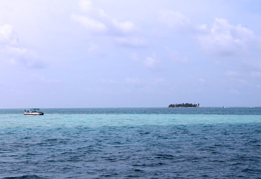 la playa y el cielo con su inmeso zul 