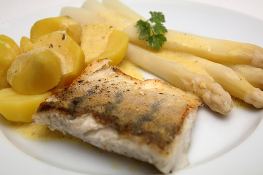 Zanderfilet mit Spargel und Kartoffeln
