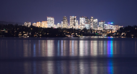 Obraz premium Odbicie światła Woda Bellevue Washington Downtown City Skyline