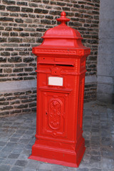Fototapeta na wymiar red retro postal letterbox