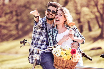 Obraz premium Man hugging his girlfriend in nature on a sunny day.