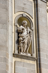 Fototapeta na wymiar Detalle estatua catedral de la Almadena
