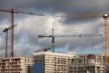 Baukräne mit Wolken