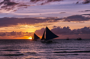 Beau coucher de soleil sur la plage blanche de Boracay, Philippines