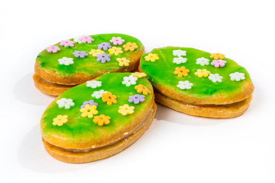 Osterwiese auf gef&uuml;lltem Marzipan Cognac Geb&auml;ck