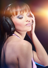 Fototapeta premium stylish young woman with glamorous evening makeup listening to a