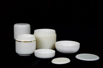 Packaging of cosmetic jars for empty creams