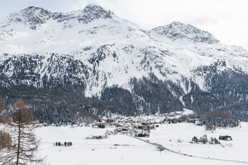 Obraz premium Surlej, Dorf, Silvaplanersee, Engadin, Oberengadin, Piz Surlej, Piz Corvatsch, Corvatsch, Bergbahn, Winter, Wintersport, Langlauf, Langlaufkurs, Alpen, Graubünden, Schweiz