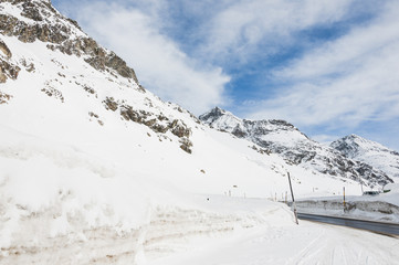 Obraz premium Julierpass, Passhöhe, Bergstrasse, Passstrasse, Alpen, Alpenpass, Tiefencastel, Engadin, Silvaplana, Winter, Wintersport, Schweizer Berge, Schweiz