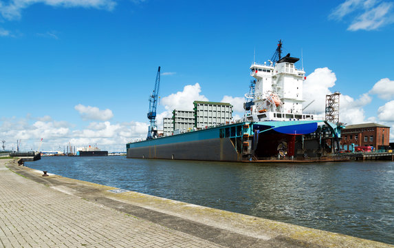 Containerschiff liegt zur Reparatur im Trockdock in Bremerhaven, Werftindustrie in Norddeutschland