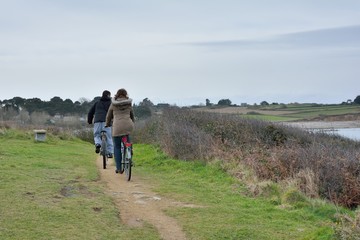 Fototapeta premium Un couple en vélos sur la côte bretonne
