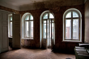 Fototapeta na wymiar Interior of old ruined abandoned mansion in Voronezh, Russia
