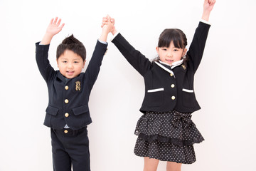 正装で万歳をする子供