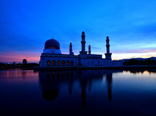 Obraz premium the city mosque is the focus of the Muslim community to pray around the city's city
