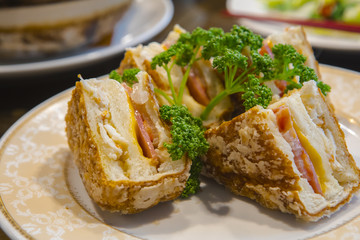 Taiwan's famous seafood restaurant, lobster sandwiches, is the restaurant's special menu, lobster and bread crispy sandwiches,
