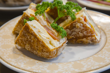 Taiwan's famous seafood restaurant, lobster sandwiches, is the restaurant's special menu, lobster and bread crispy sandwiches,