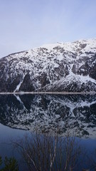 Achensee mit spiegelnder Wasseroberfläche, Tirol in der Nähe von Schwaz im Winter 