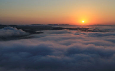 산과 바다에서 떠오르는 태양