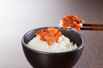 白ごはんにキムチを乗せて