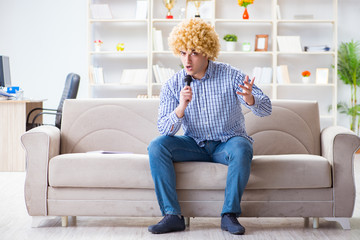 Obraz premium Funny man singing songs in karaoke at home