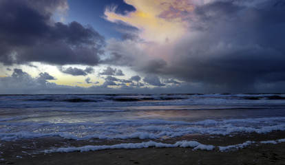 Sonnenuntergang am Strand von Bergen aan Zee an der holländischen Nordseeküste