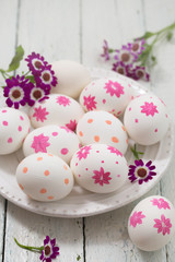 Obraz na płótnie Canvas eggs with pink flowers