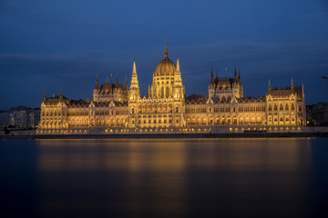 Fototapeta na wymiar Wide static shot of the Hungarian parliament at night