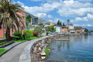 Seepromenade im Urlaubsort Brissago am Lago Maggiore,Kanton Tessin,Schweiz