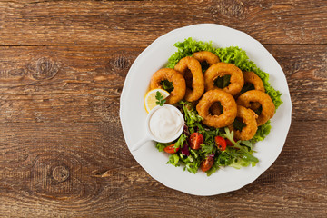Roasted squid rings with salad.