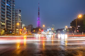 Schilderijen op glas Cityscape of busy street with Tokyo tower at night, Japan © Patryk Kosmider