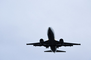 Fototapeta na wymiar Flugzeug im Anflug