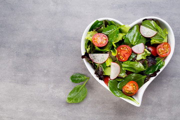 Fresh salad with baby spinach and tomatoes, radish und salad.