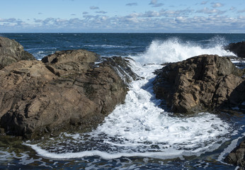 Waves that break into the rocks