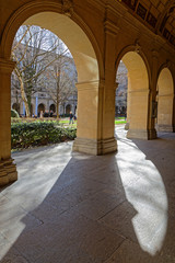 Fototapeta na wymiar Arches du jardin du Musée des Beaux-arts de Lyon