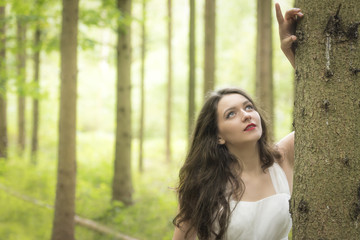 Naklejka premium Brunette girl in the forest