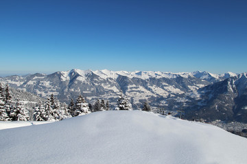 Fototapeta na wymiar Schneekuppe mit Bergpanorama