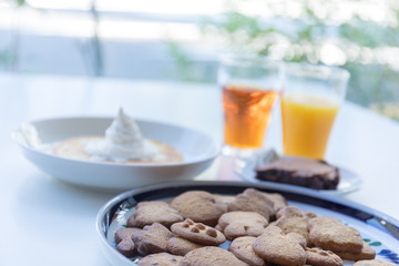 カフェに窓辺にクッキーとドリンク