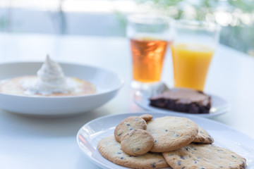 カフェに窓辺にクッキーとドリンク
