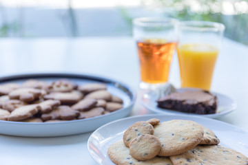 カフェに窓辺にクッキーとドリンク