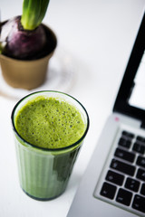 Grüner Smoothie mit grünem Gemüse