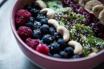Frühstücksbowl mit Haferbrei, Obst,Nüssen und Samen 