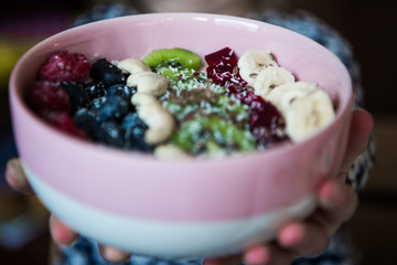 Frühstücksbowl mit Haferbrei, Obst,Nüssen und Samen 