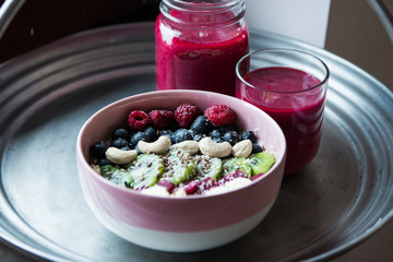 Frühstücksbowl mit Haferbrei, Obst,Nüssen und Samen 
