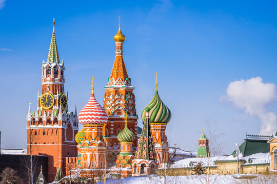 Спасская башня и храм василия блаженного фото