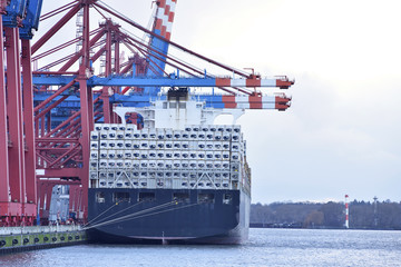 Verladen eines Containerschiffes im Hafen // Loading of a container ship in port 