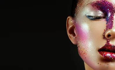 Schönheit, Kosmetik und Make-up. Magische Augen sehen mit hellem kreativem Make-up aus © looking2thesky